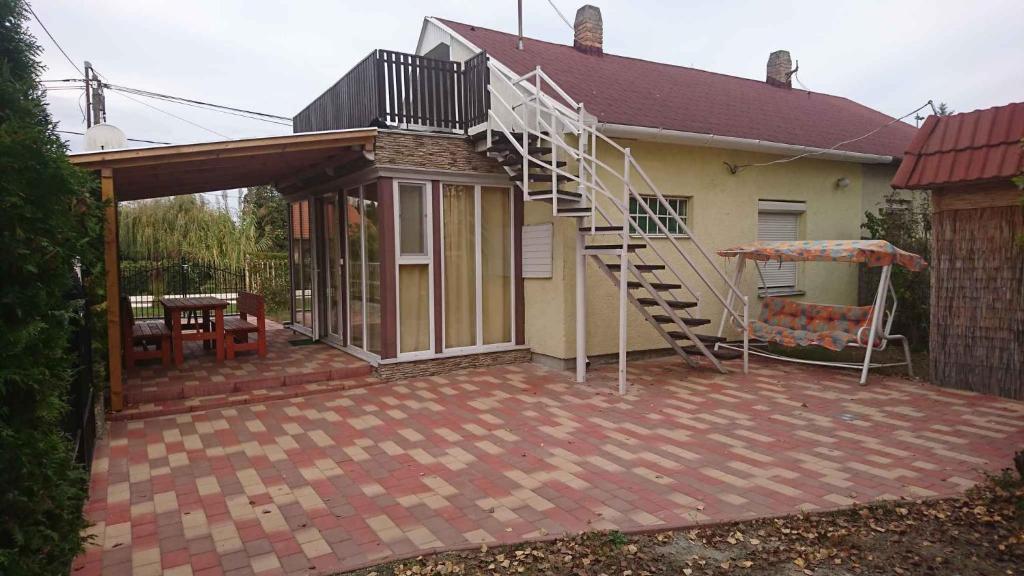 une terrasse avec un escalier et une maison dans l'établissement Holiday home in Balatonmariafürdo 31229, à Balatonmáriafürdő