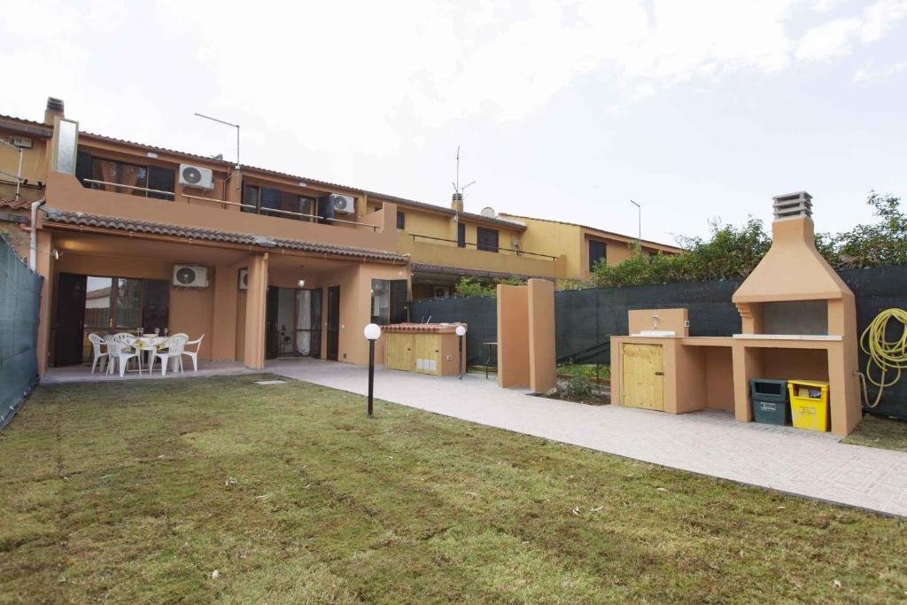 une grande maison avec une cour et un bâtiment dans l'établissement Holiday home in Quartu Sant'Elena 36783, à Santa Luria