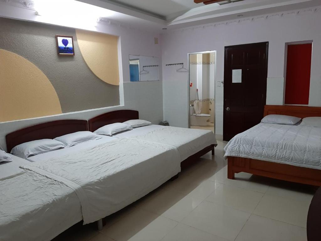 Giường trong phòng chung tại Motel Ngọc Thuận