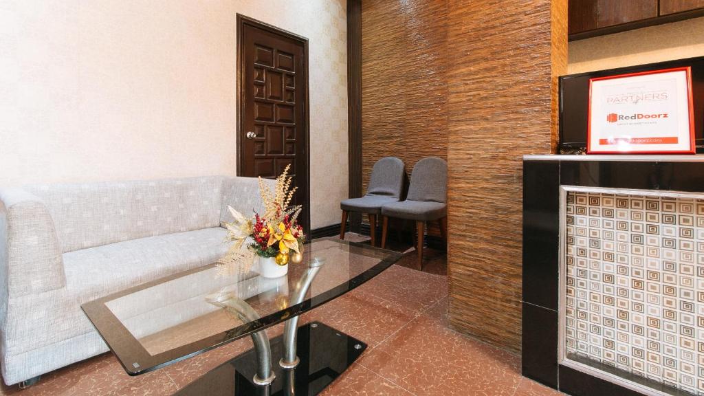 Posezení v ubytování RedDoorz Plus at Canley Residential