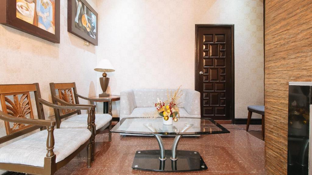 Posezení v ubytování RedDoorz Plus at Canley Residential
