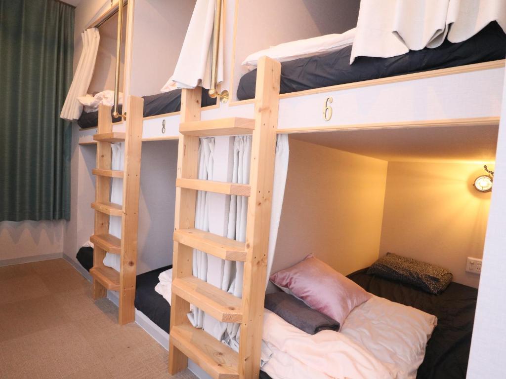 Postel nebo postele na pokoji v ubytování 54Journey 東京大手町ホステル