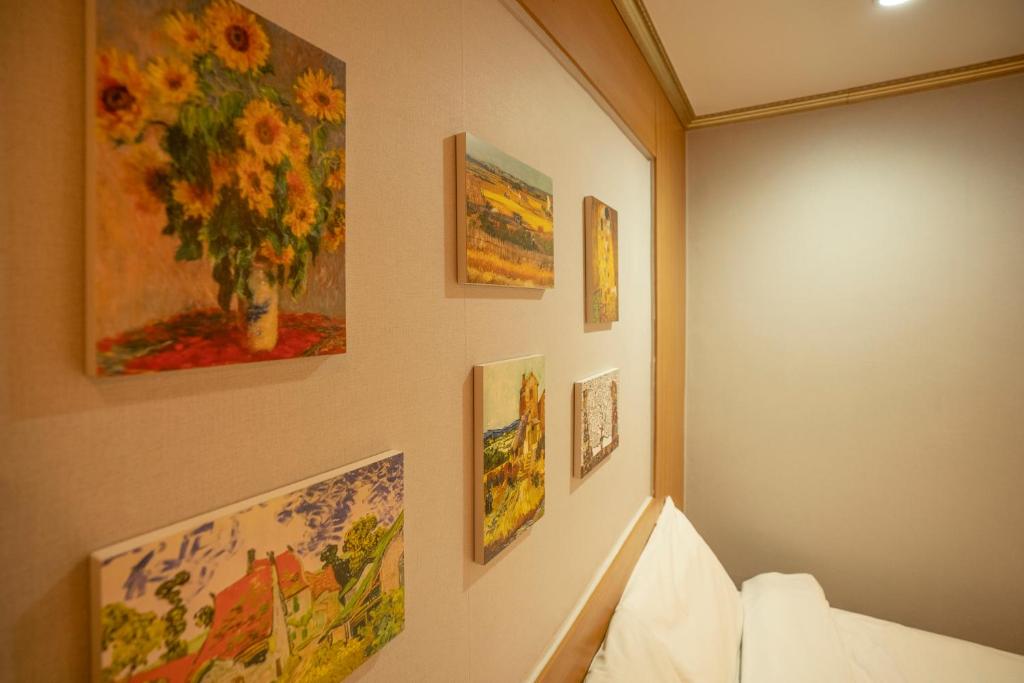 Postel nebo postele na pokoji v ubytování Jeju Stay Hotel