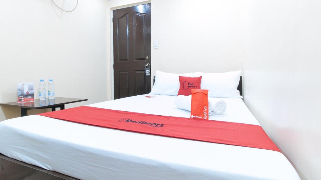 Postel nebo postele na pokoji v ubytování RedDoorz Plus at Canley Residential