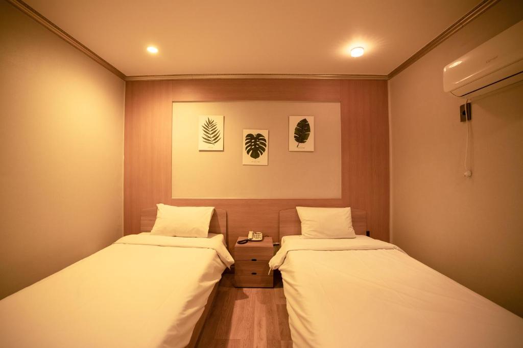 Postel nebo postele na pokoji v ubytování Jeju Stay Hotel