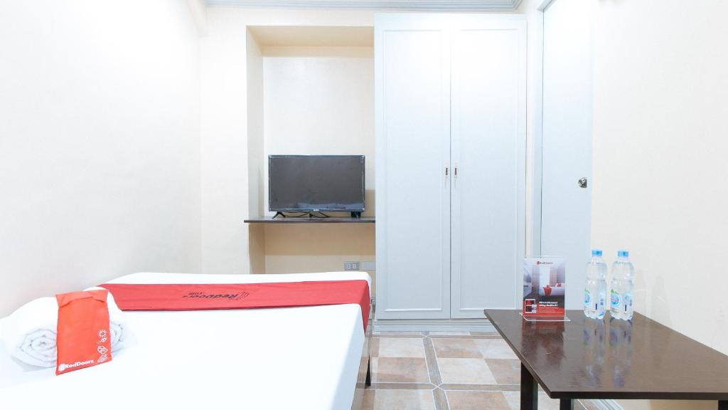 TV a/nebo společenská místnost v ubytování RedDoorz Plus at Canley Residential