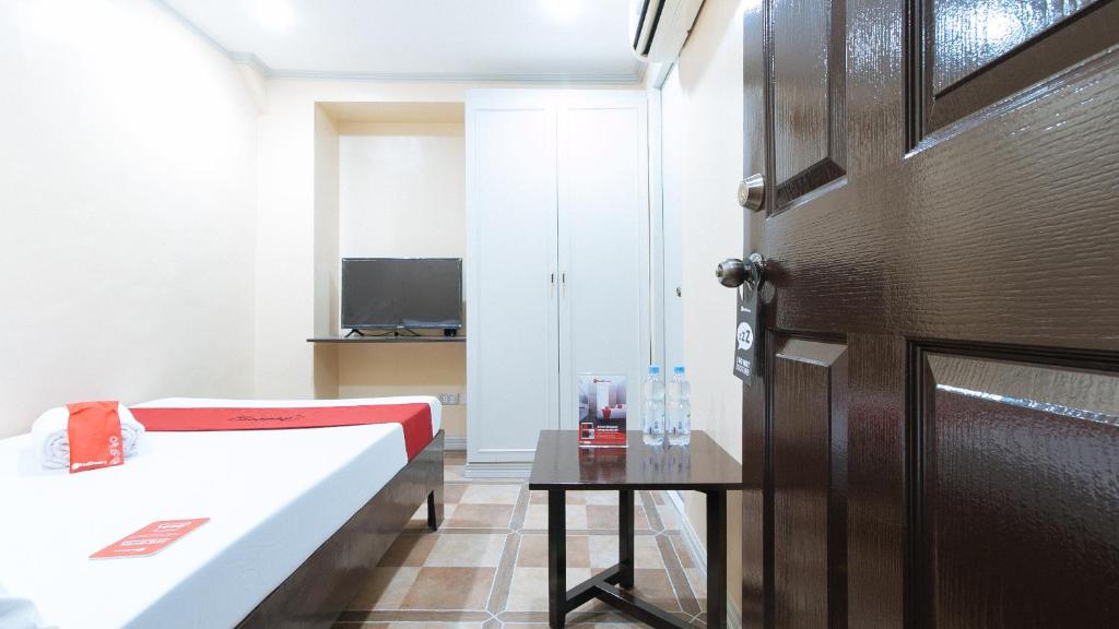 Postel nebo postele na pokoji v ubytování RedDoorz Plus at Canley Residential