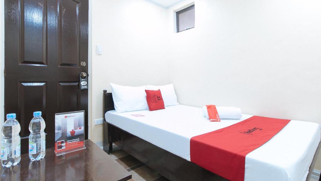 Postel nebo postele na pokoji v ubytování RedDoorz Plus at Canley Residential