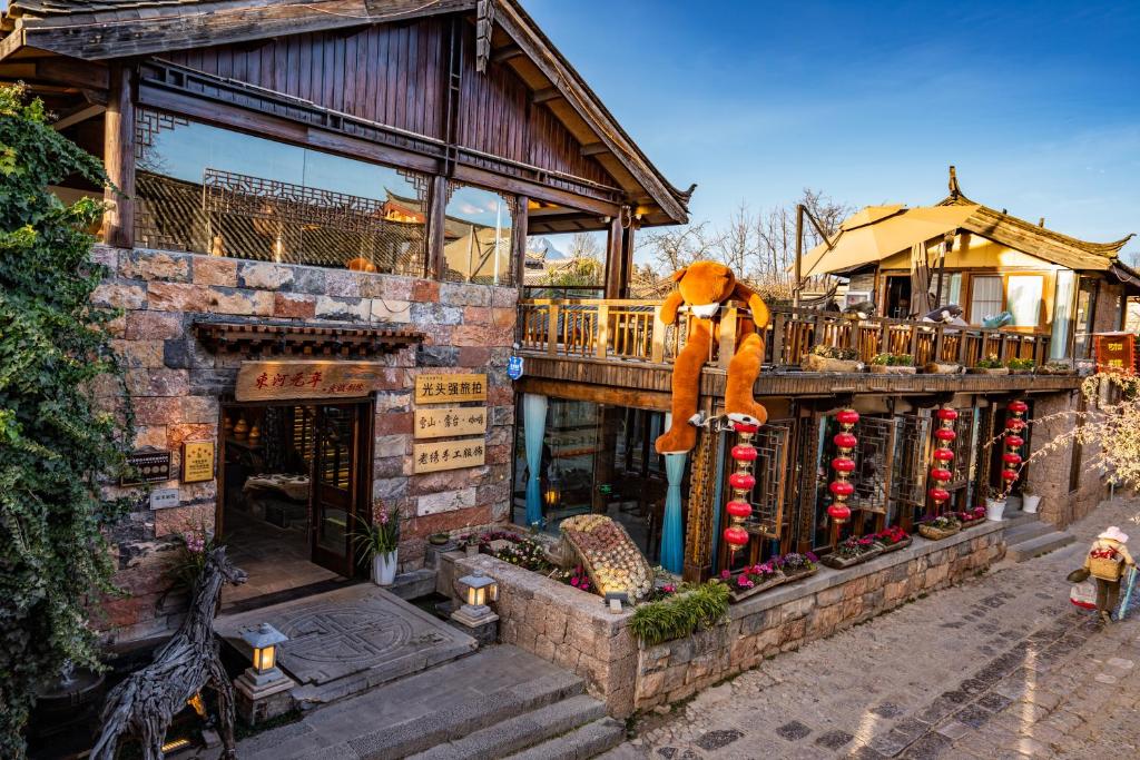 un bâtiment avec un animal farci sur son côté dans l'établissement 丽江束河元年别院 Yuannian Lijiang, à Lijiang