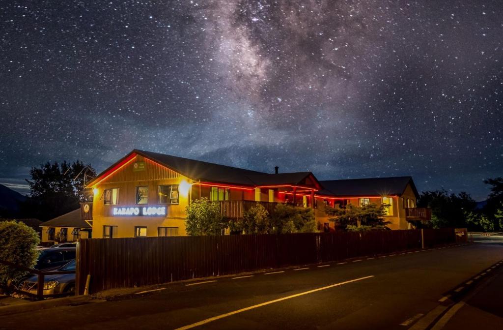 Una casa por la noche con la Vía Láctea en Kakapo Lodge, en Hanmer Springs