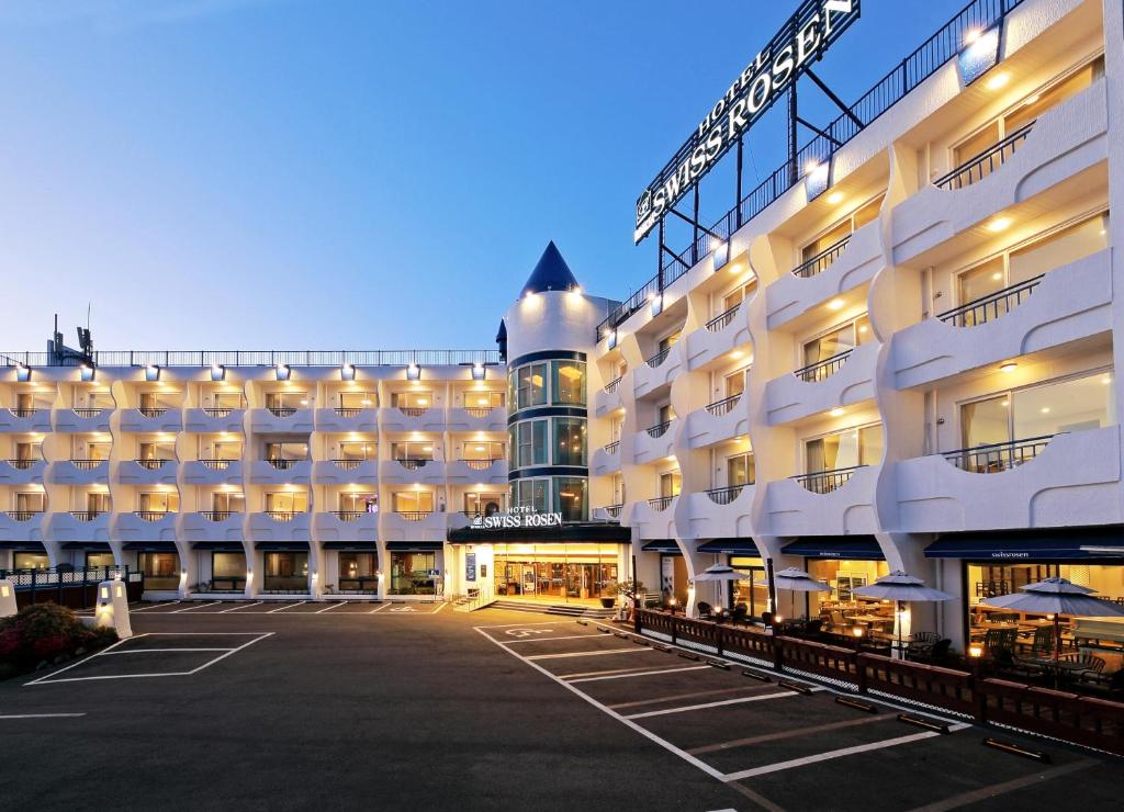 un gran edificio blanco con aparcamiento en Benikea Swiss Rosen Hotel, en Gyeongju