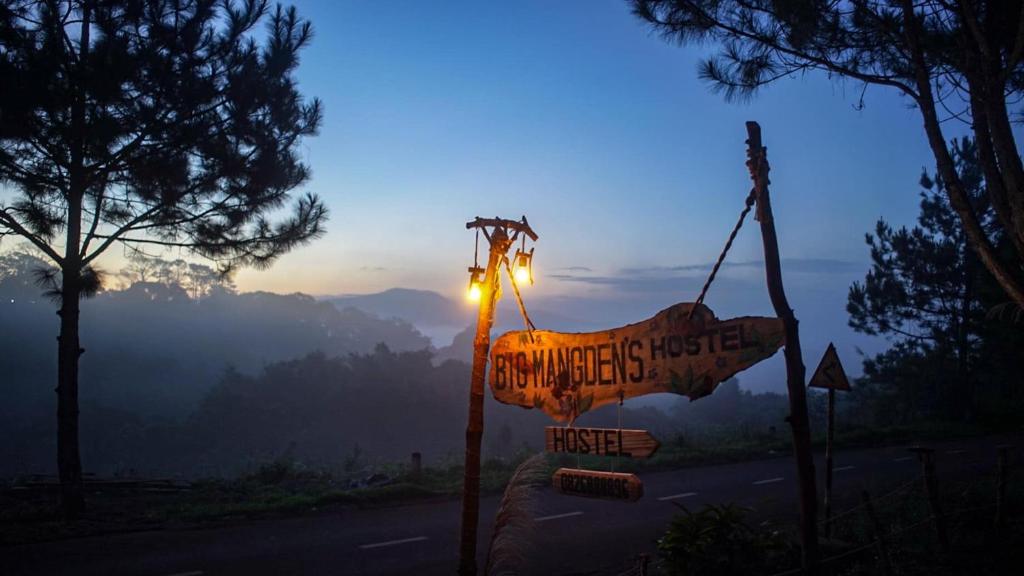 a street sign on the side of a road at Big Măng Đen Homestay in Kon Von Kla