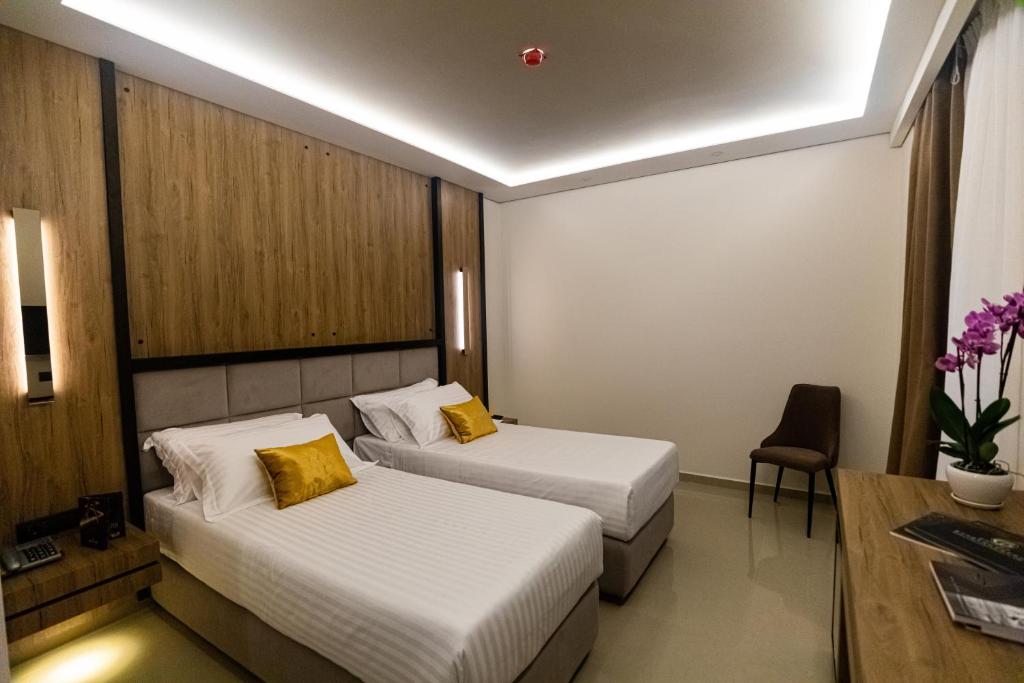 Kraal Hotel Vlore - Family Room With Balcony