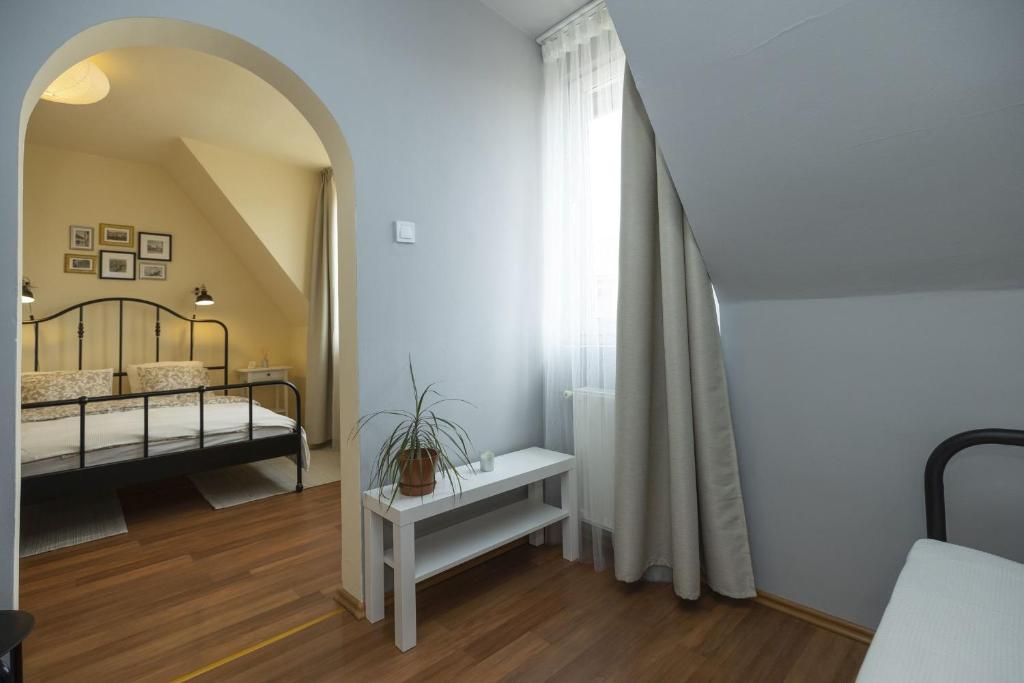 Posteľ alebo postele v izbe v ubytovaní Hősök Apartman