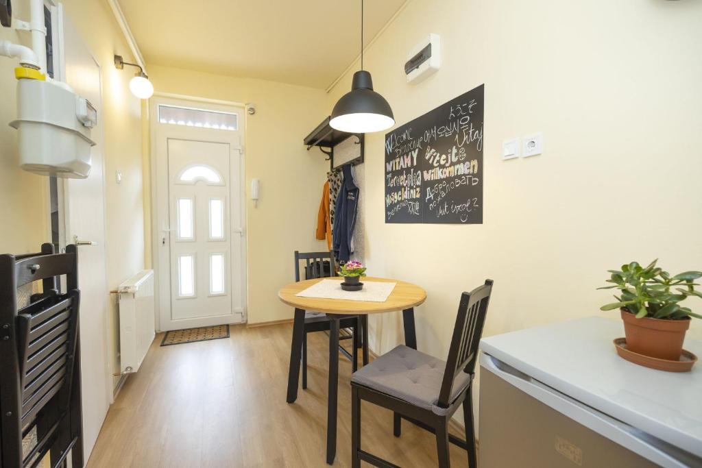 Kuchyňa alebo kuchynka v ubytovaní Hősök Apartman