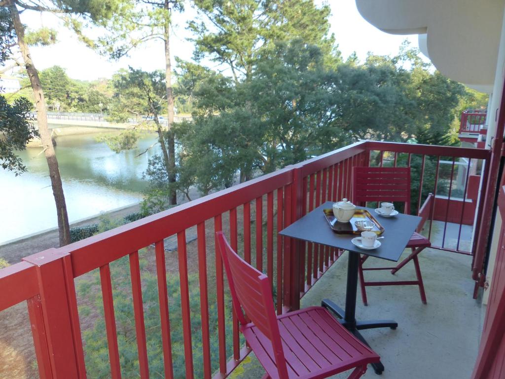Gallery image of Appartement Pour 4 Personnes Avec Vue Sur Le Canal Du Lac Marin- Residence Du Lac in Hossegor
