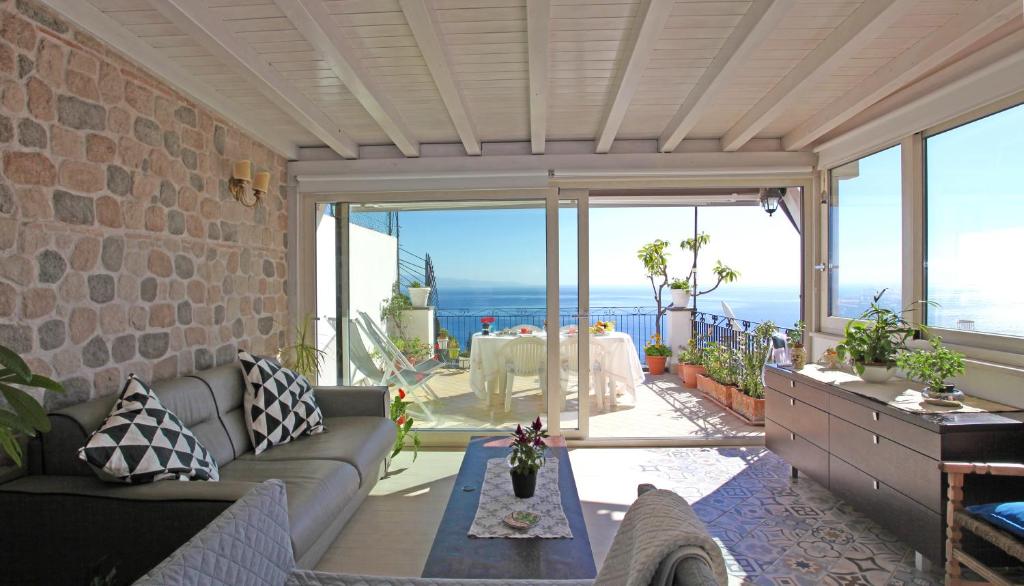 - un salon avec un canapé et une table dans l'établissement Casa Stella del Mattino, à Taormine