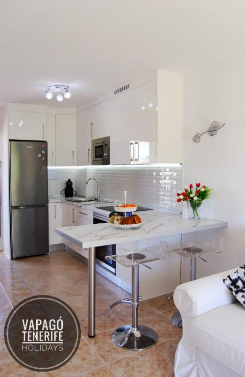 A kitchen or kitchenette at El Dorado Sun Las Américas by Vapagó Tenerife