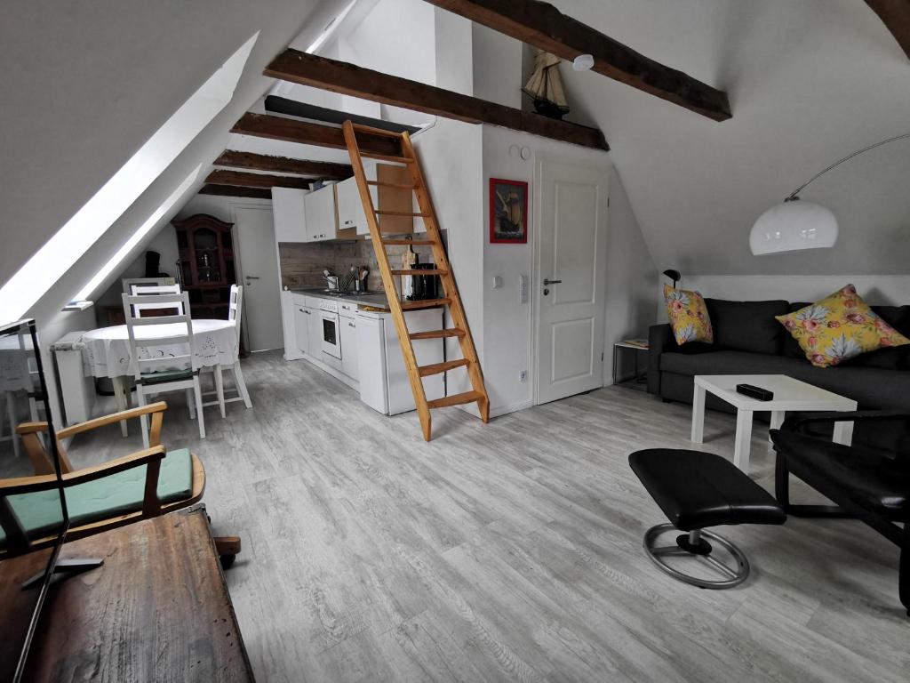 Il comprend une cuisine et un salon avec une échelle. dans l'établissement Ferienhaus Domizil Wattenmeer, à Friedrichskoog