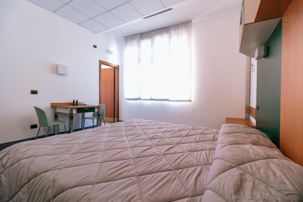 1 dormitorio con 1 cama grande en una habitación con mesa en Open011 en Turín