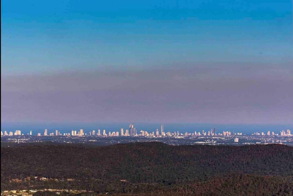 Blick auf eine große Stadt in der Ferne in der Unterkunft Mountain Living with Ocean views in Mount Tamborine