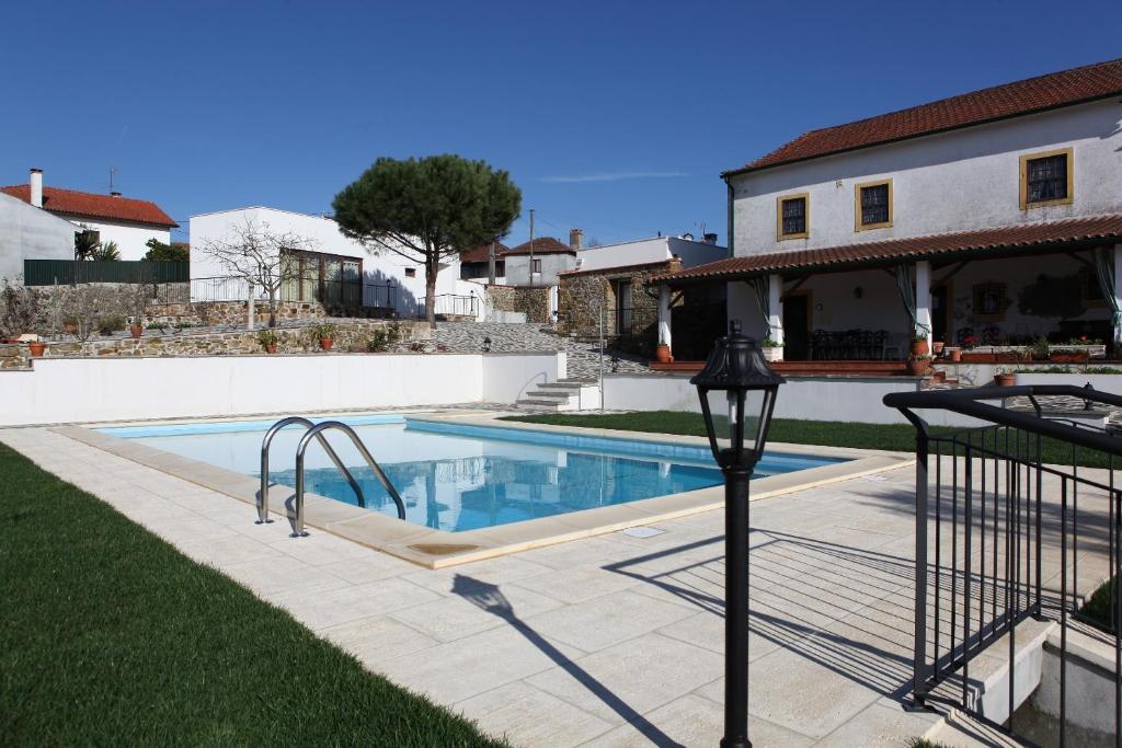 einen Pool im Hof eines Hauses in der Unterkunft Casa de Santo Antonio in Freixo