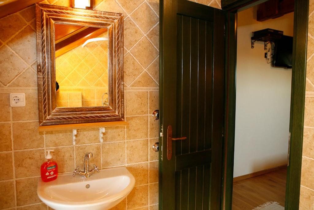 Kúpeľňa v ubytovaní Stein House Marasovic