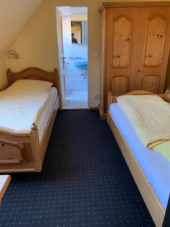 Postel nebo postele na pokoji v ubytování Landhotel Waldschänke