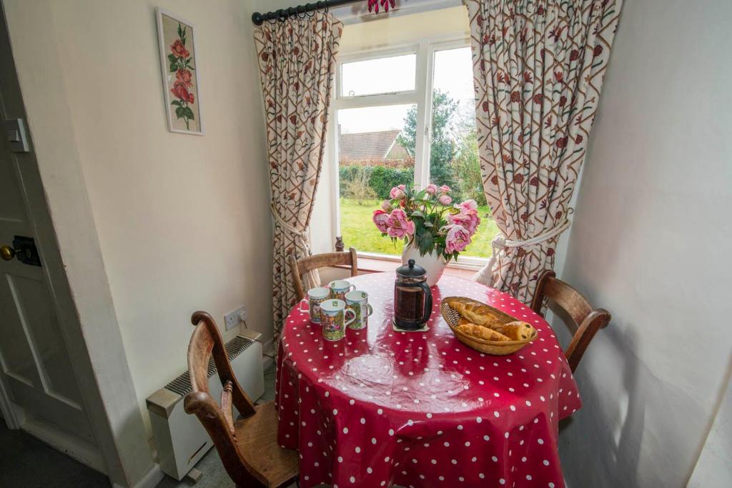 Posezení v ubytování 2 bedroomed cottage near quay