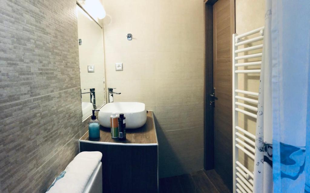 łazienka z umywalką i lustrem w obiekcie Xenia_Apartments A5 w mieście Kozani