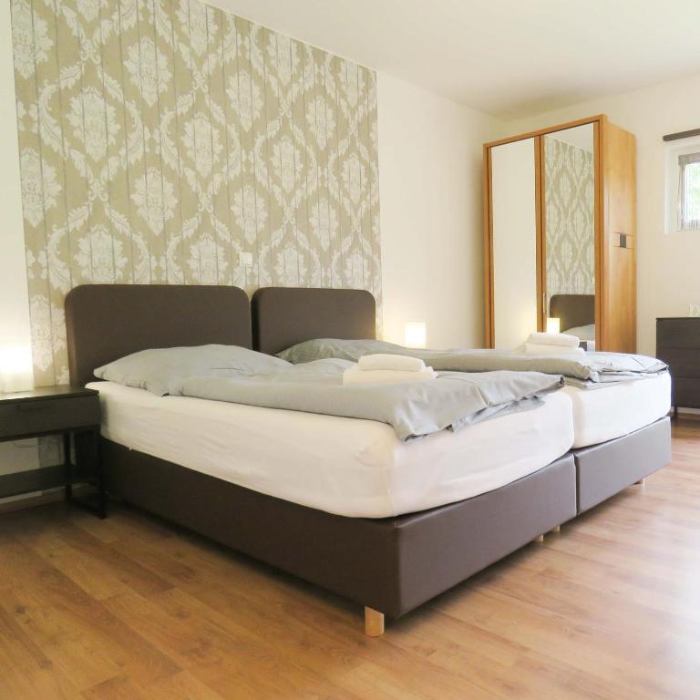 A bed or beds in a room at Böhmerwald Pur2