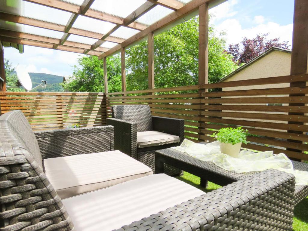 A seating area at Böhmerwald Pur2