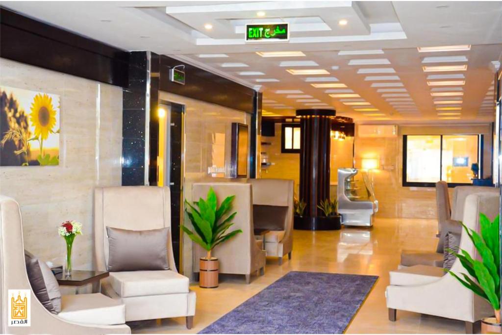 un salone con sedie bianche e una sala d'attesa di القصر للاجنحة الفندقية الضيافة1 a Khamis Mushayt