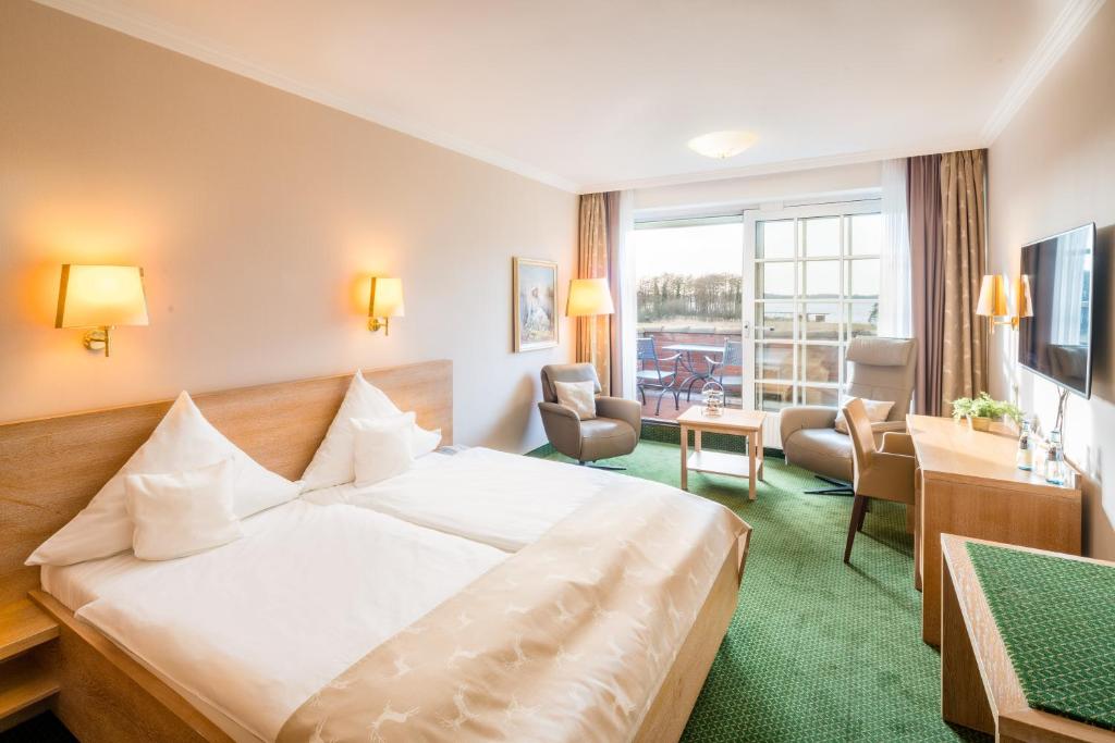 Postel nebo postele na pokoji v ubytování Romantik Hotel Jagdhaus Eiden am See