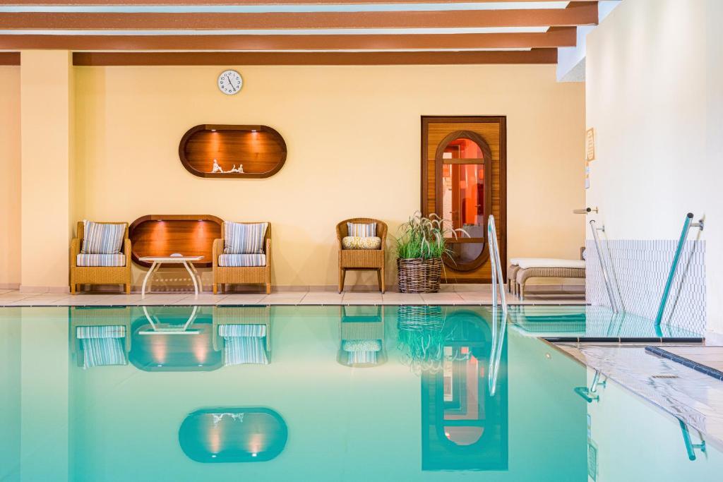 Bazén v ubytování Romantik Hotel Jagdhaus Eiden am See nebo v jeho okolí
