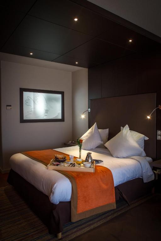 Postel nebo postele na pokoji v ubytování Hôtel & Spa Vatel