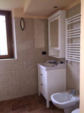Koupelna v ubytování Cascina Battivacco