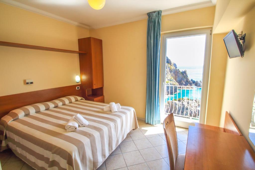 una camera d'albergo con un letto e una grande finestra di Hotel Bellavista a Ponza