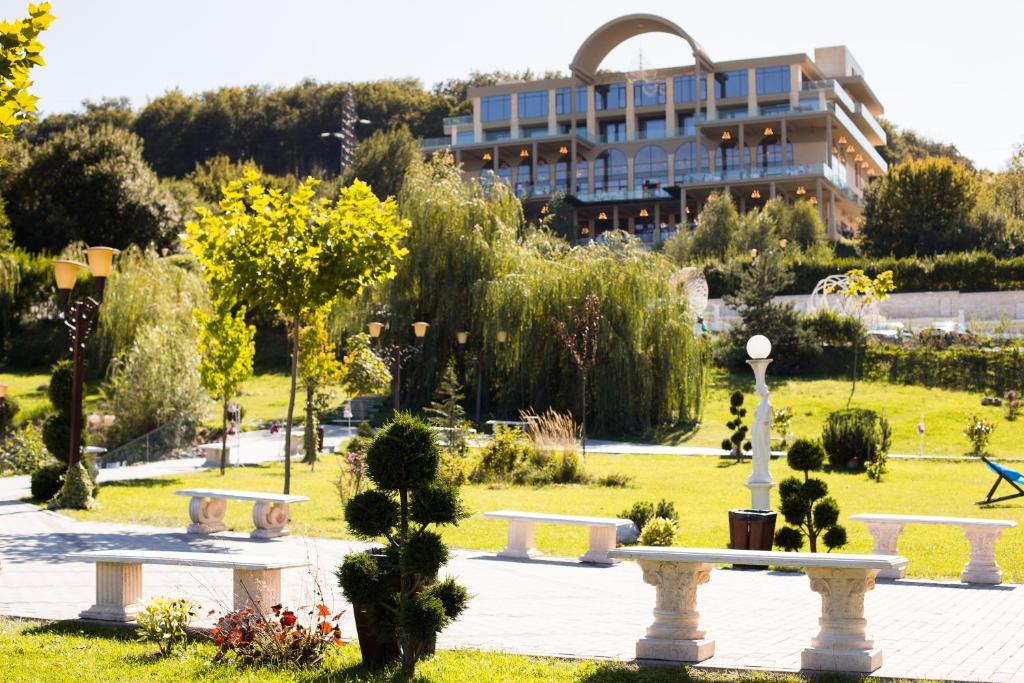 クルジュ・ナポカにあるWonderland Cluj Resortの噴水のある公園