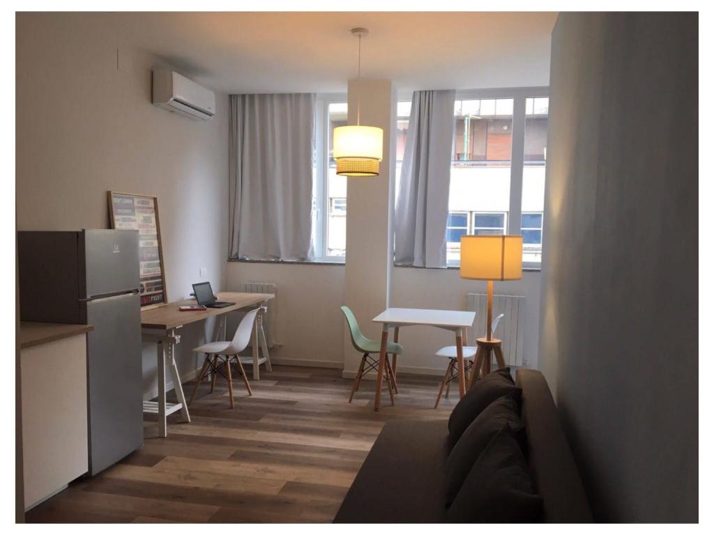 salon z kanapą i stołem z krzesłami w obiekcie Elefante appartamenti w mieście Pescara