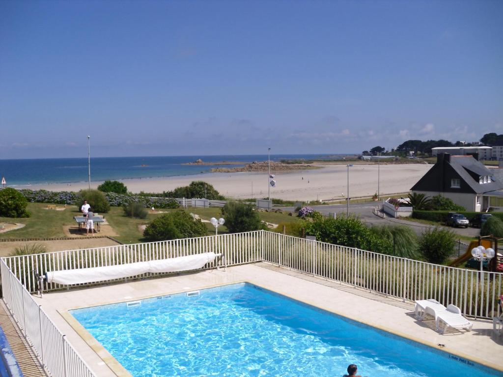 a swimming pool with a view of the beach at MAISON 6 pers belle vue mer PISCINE, plage à 40 m in Trévou-Tréguignec