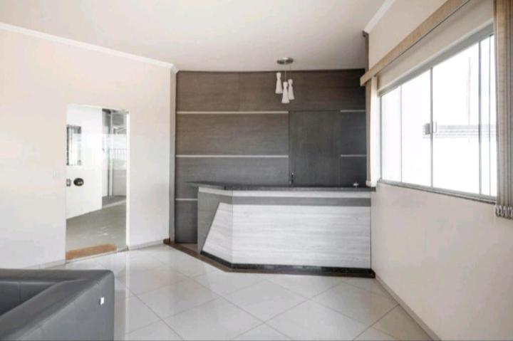 baño grande con bañera y lavamanos en Nosso Hotel, en Campo Grande