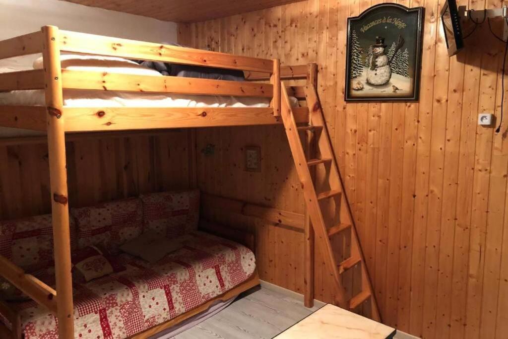 um quarto com 2 beliches num camarote em Studio Le Chitelet em La Bresse