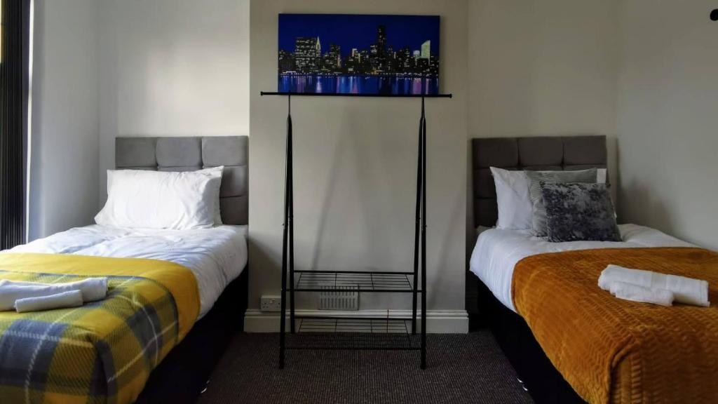 Cette chambre comprend 2 lits et une photo murale. dans l'établissement C Amazing 5 Beds Sleeps 7 For Worker or Families by Your Night Inn Group, à Cannock
