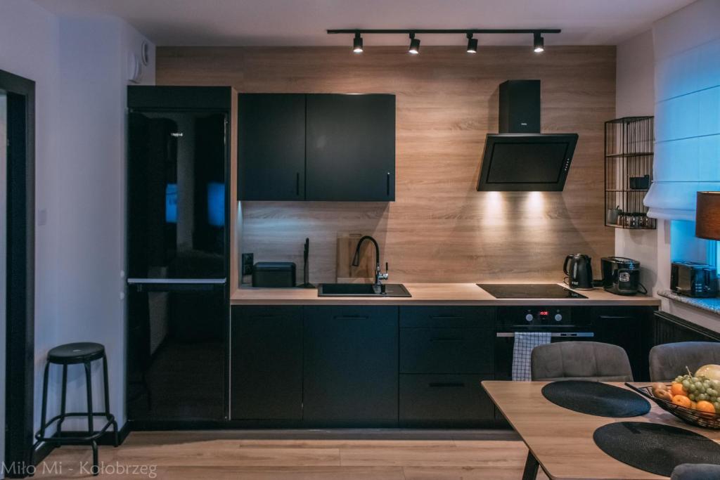 Kuchyňa alebo kuchynka v ubytovaní MiłoMi Apartamenty Kołobrzeg