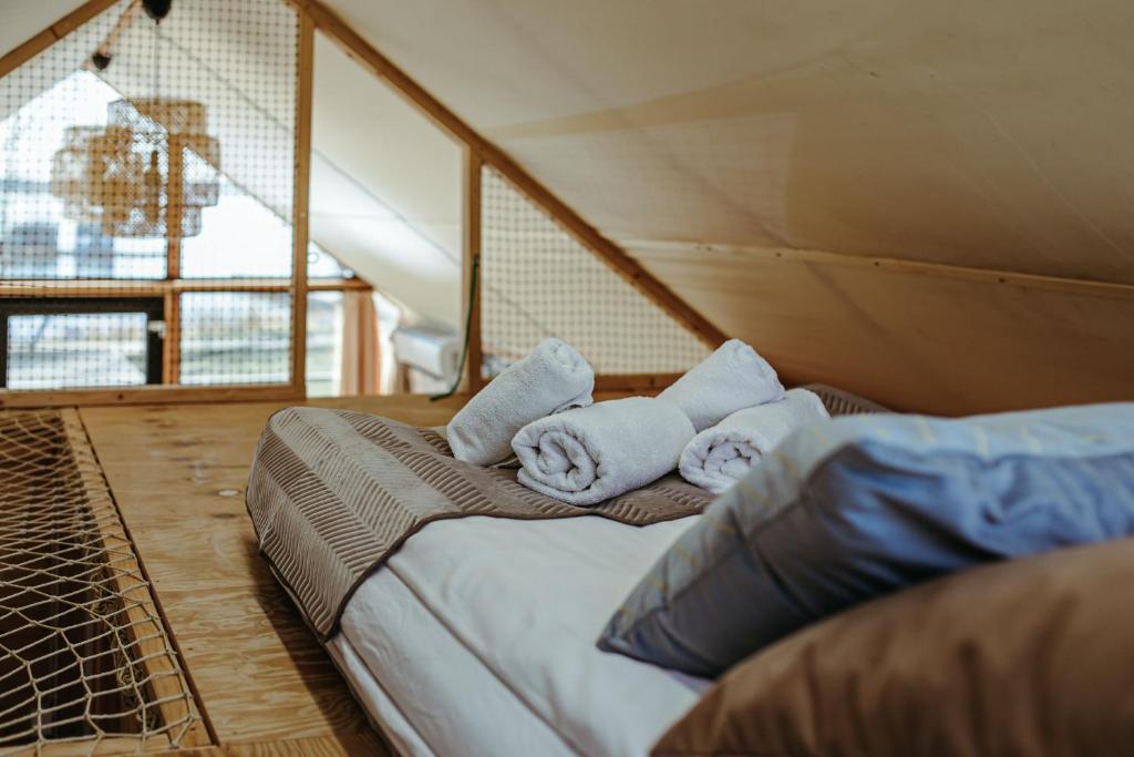 Herbals - Tree&Lake houses with bath, sauna, bikes, motorboat - Two-Bedroom Cottage In The Trees With Lake View