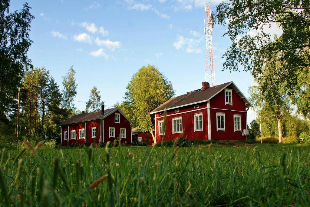 two red houses in a field of grass at Pärus Fors in Lapväärtti