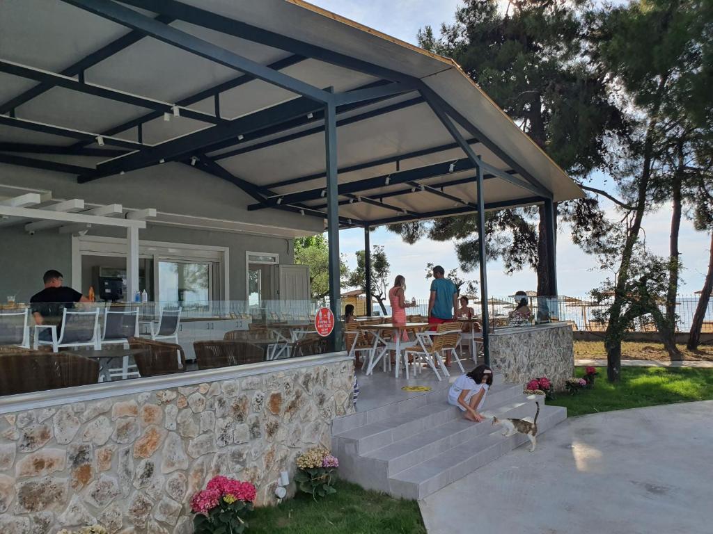 Restaurace v ubytování HARA BEACH