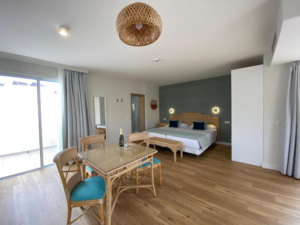 Postel nebo postele na pokoji v ubytování Hotel Esmeralda Maris by LIVVO