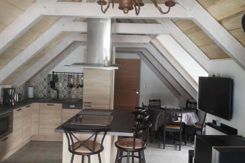 - une cuisine et une salle à manger avec une table et des chaises dans l'établissement Le Buron des Loups, à Soulages-Bonneval